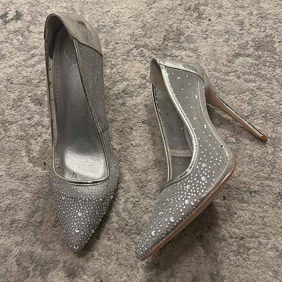 Silver Stone Heels - Picture 1 of 3